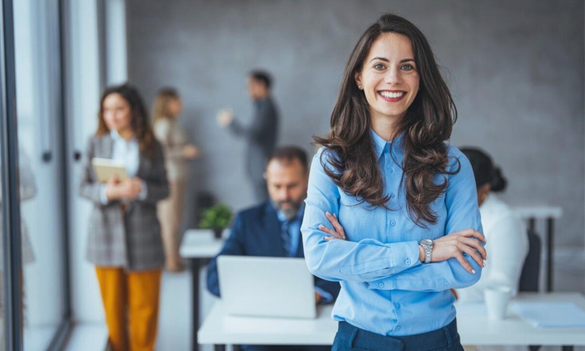 Professionel workspace med finansielle dokumenter og strategisk planlægning
